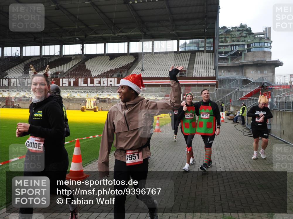 07.12.2025 - St. Pauli X-Mass-Run No. 15 Fabian Wolf http://msf.ph/oto/9396767 07.12.2025 10:41:09 Ziel 449, 545, 575, 952, 1153, 3047, 3264, 3265, 3951, 4617, 4773 meine-sportfotos.de