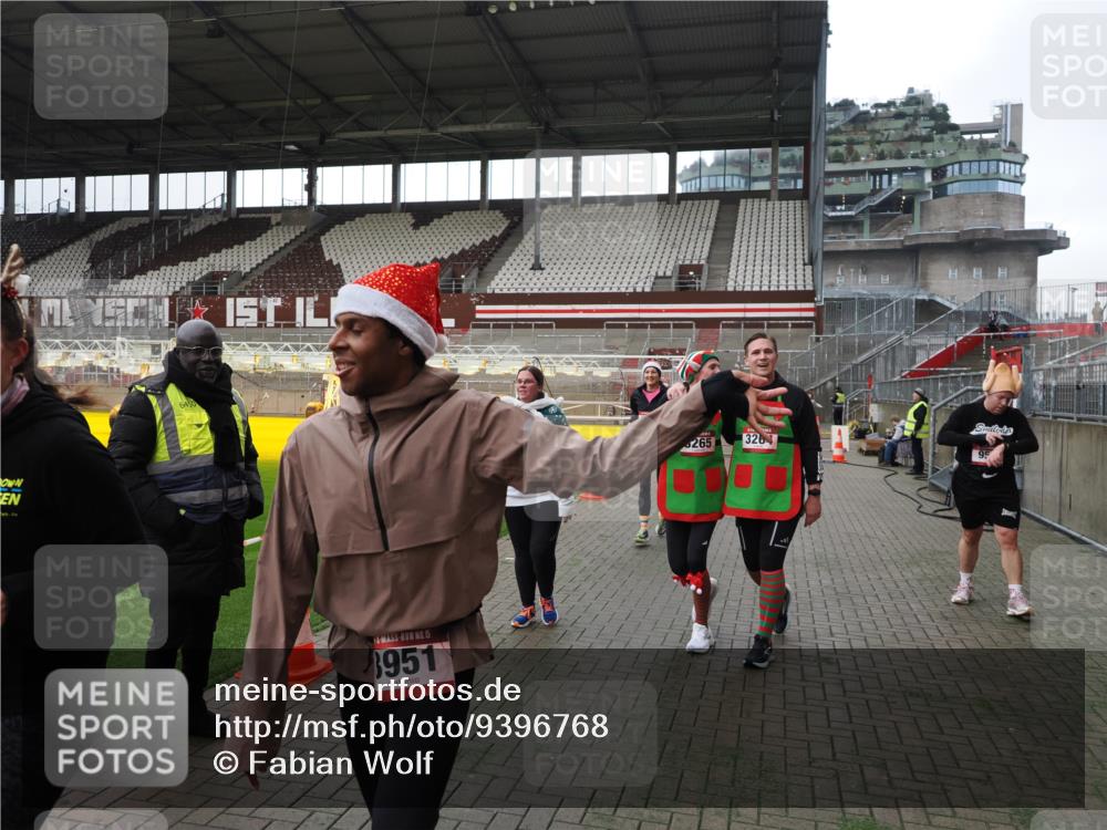07.12.2025 - St. Pauli X-Mass-Run No. 15 Fabian Wolf http://msf.ph/oto/9396768 07.12.2025 10:41:09 Ziel 449, 545, 575, 952, 1153, 3047, 3264, 3265, 3951, 4617, 4773 meine-sportfotos.de