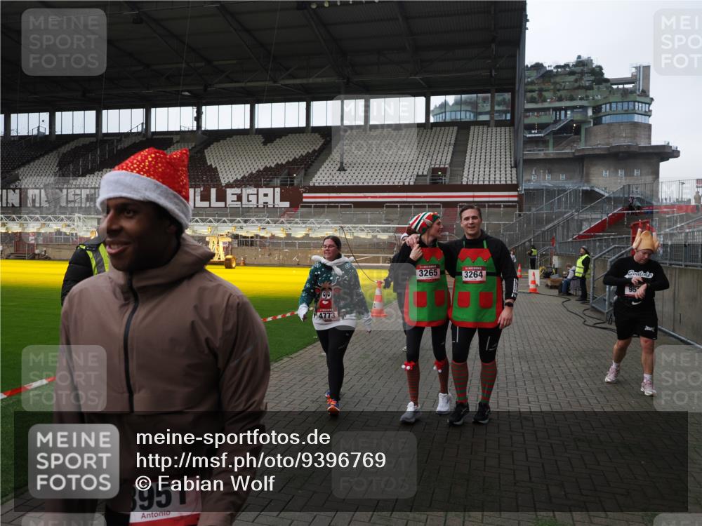 07.12.2025 - St. Pauli X-Mass-Run No. 15 Fabian Wolf http://msf.ph/oto/9396769 07.12.2025 10:41:09 Ziel 449, 545, 575, 952, 1153, 3047, 3264, 3265, 3951, 4617, 4773 meine-sportfotos.de