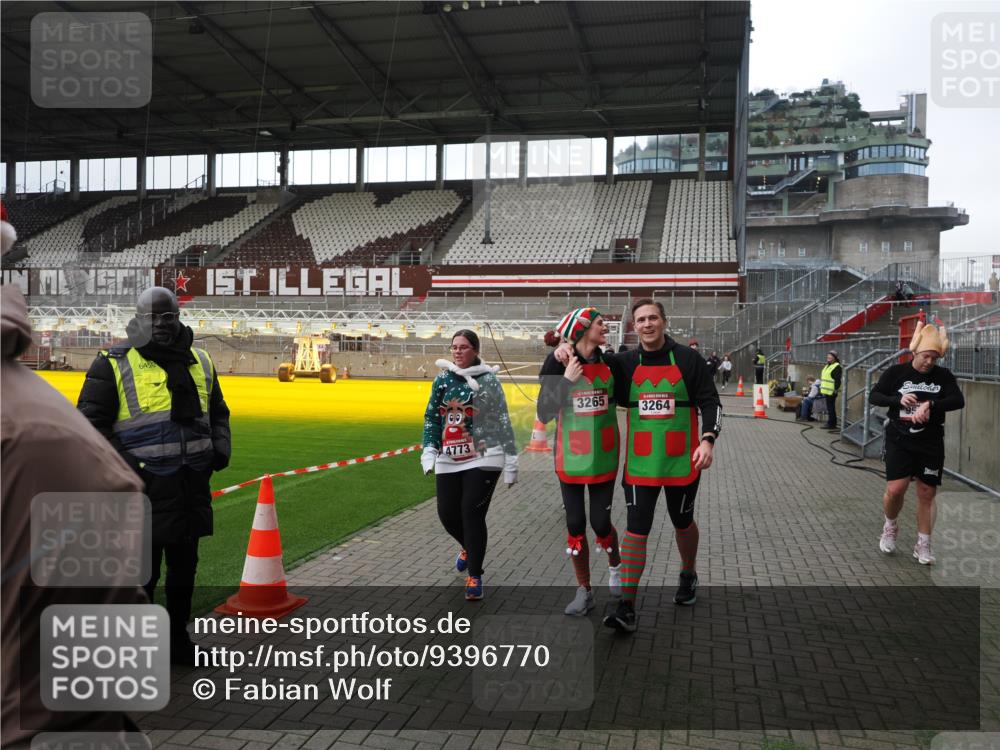07.12.2025 - St. Pauli X-Mass-Run No. 15 Fabian Wolf http://msf.ph/oto/9396770 07.12.2025 10:41:09 Ziel 449, 545, 575, 952, 1153, 3047, 3264, 3265, 3951, 4617, 4773 meine-sportfotos.de