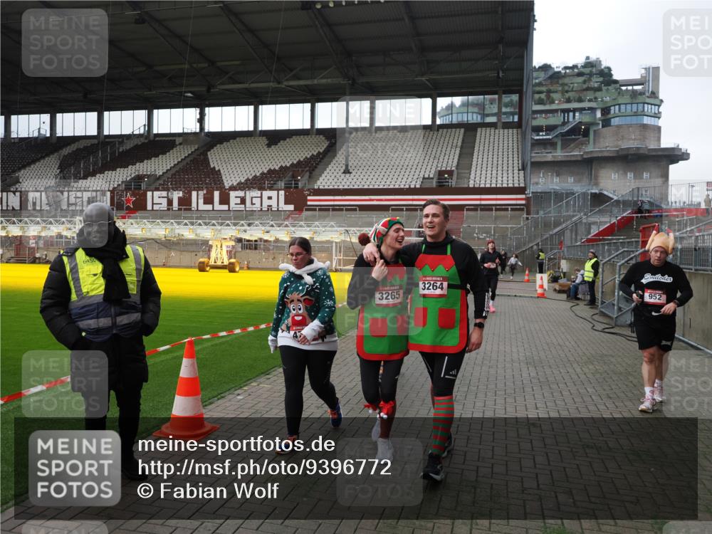 07.12.2025 - St. Pauli X-Mass-Run No. 15 Fabian Wolf http://msf.ph/oto/9396772 07.12.2025 10:41:10 Ziel 449, 545, 575, 952, 1153, 3047, 3264, 3265, 3951, 4617, 4773 meine-sportfotos.de