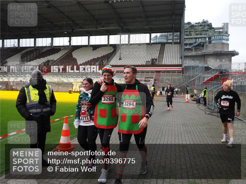 07.12.2025 - St. Pauli X-Mass-Run No. 15 Fabian Wolf http://msf.ph/oto/9396775 07.12.2025 10:41:10 Ziel 449, 545, 575, 952, 1153, 3047, 3264, 3265, 3951, 4617, 4773 meine-sportfotos.de