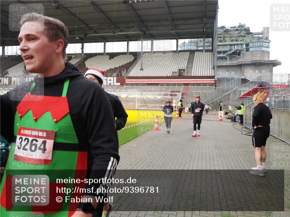 07.12.2025 - St. Pauli X-Mass-Run No. 15 Fabian Wolf http://msf.ph/oto/9396781 07.12.2025 10:41:11 Ziel 449, 545, 575, 952, 1153, 3047, 3264, 3265, 3951, 4617, 4773 meine-sportfotos.de