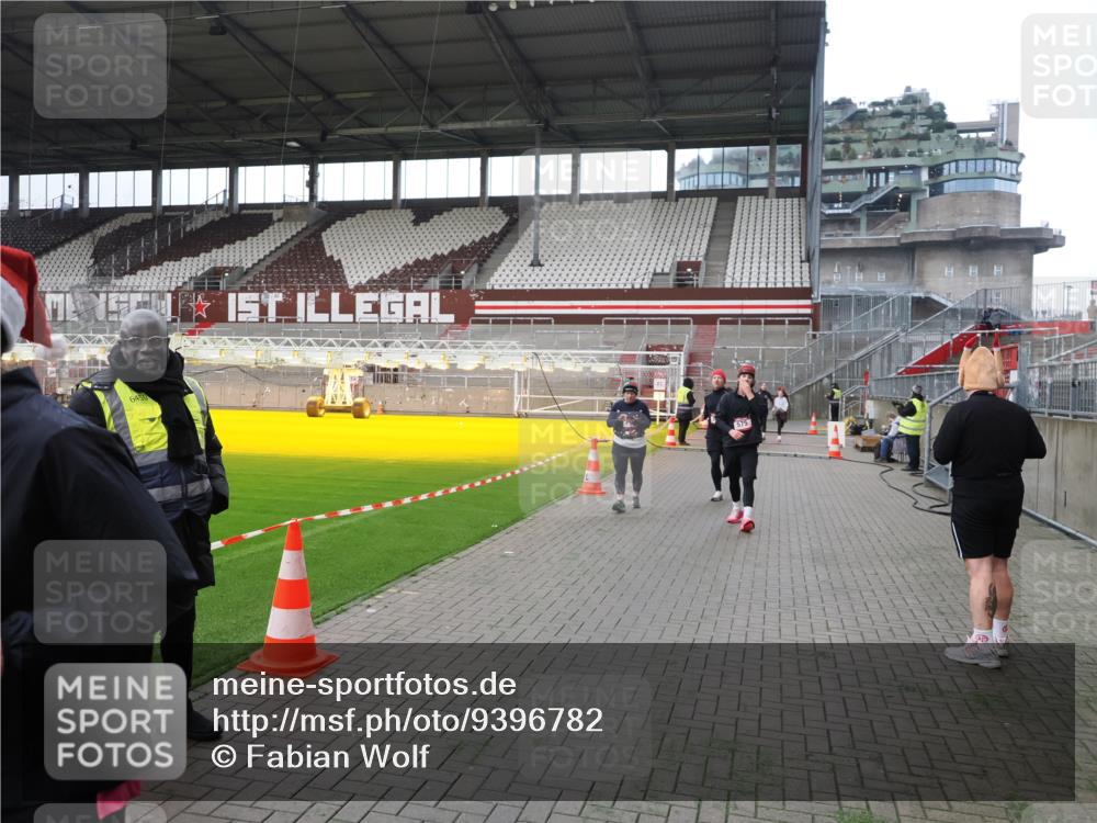 07.12.2025 - St. Pauli X-Mass-Run No. 15 Fabian Wolf http://msf.ph/oto/9396782 07.12.2025 10:41:12 Ziel 449, 545, 575, 952, 1153, 2330, 2331, 3047, 3951, 4617, 4773 meine-sportfotos.de