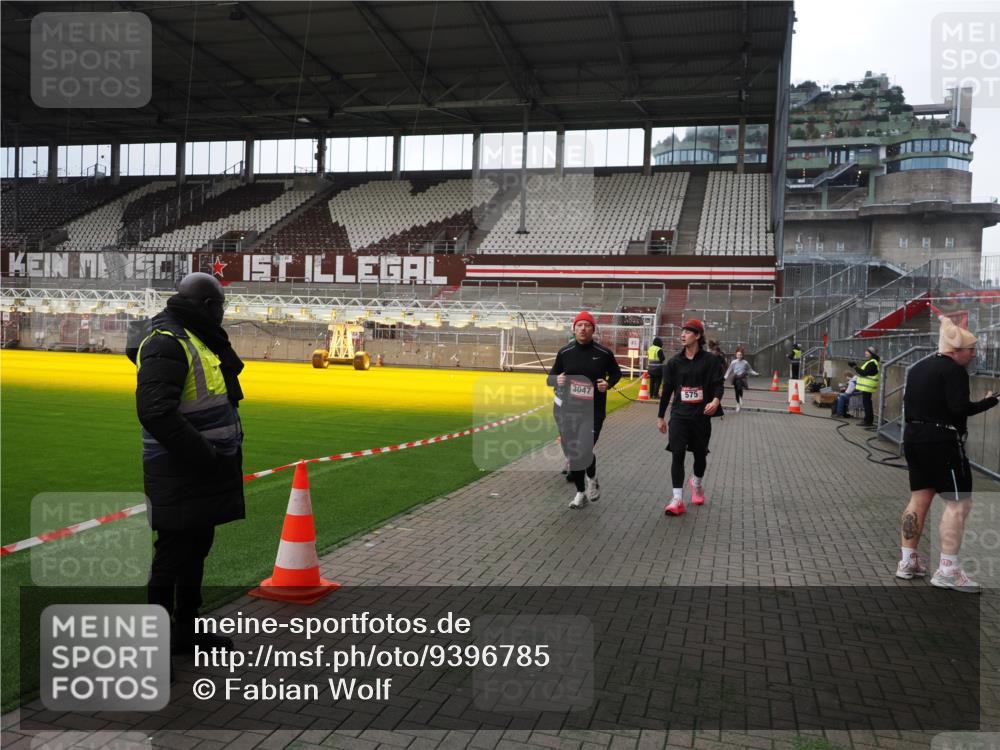 07.12.2025 - St. Pauli X-Mass-Run No. 15 Fabian Wolf http://msf.ph/oto/9396785 07.12.2025 10:41:14 Ziel 449, 545, 575, 952, 1153, 2330, 2331, 3047, 3951, 4617, 4773 meine-sportfotos.de
