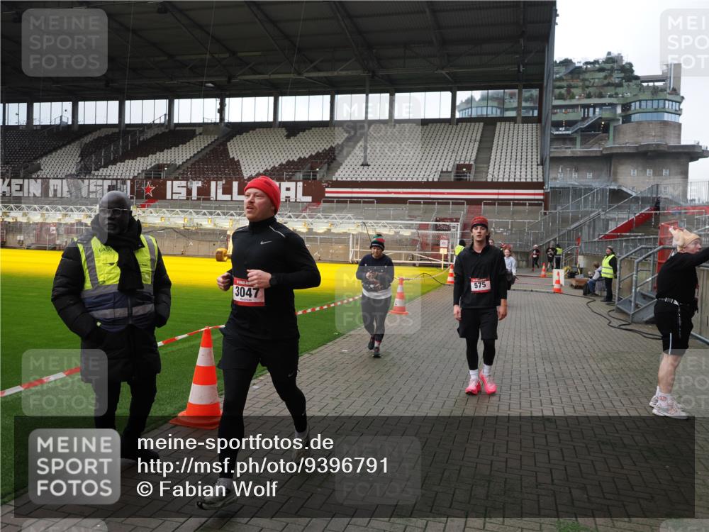 07.12.2025 - St. Pauli X-Mass-Run No. 15 Fabian Wolf http://msf.ph/oto/9396791 07.12.2025 10:41:15 Ziel 449, 545, 575, 952, 1153, 2330, 2331, 3047, 3951, 4617, 4773 meine-sportfotos.de
