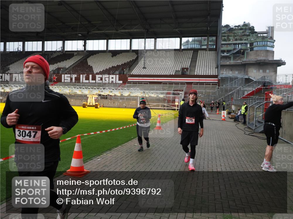 07.12.2025 - St. Pauli X-Mass-Run No. 15 Fabian Wolf http://msf.ph/oto/9396792 07.12.2025 10:41:15 Ziel 449, 545, 575, 952, 1153, 2330, 2331, 3047, 3951, 4617, 4773 meine-sportfotos.de
