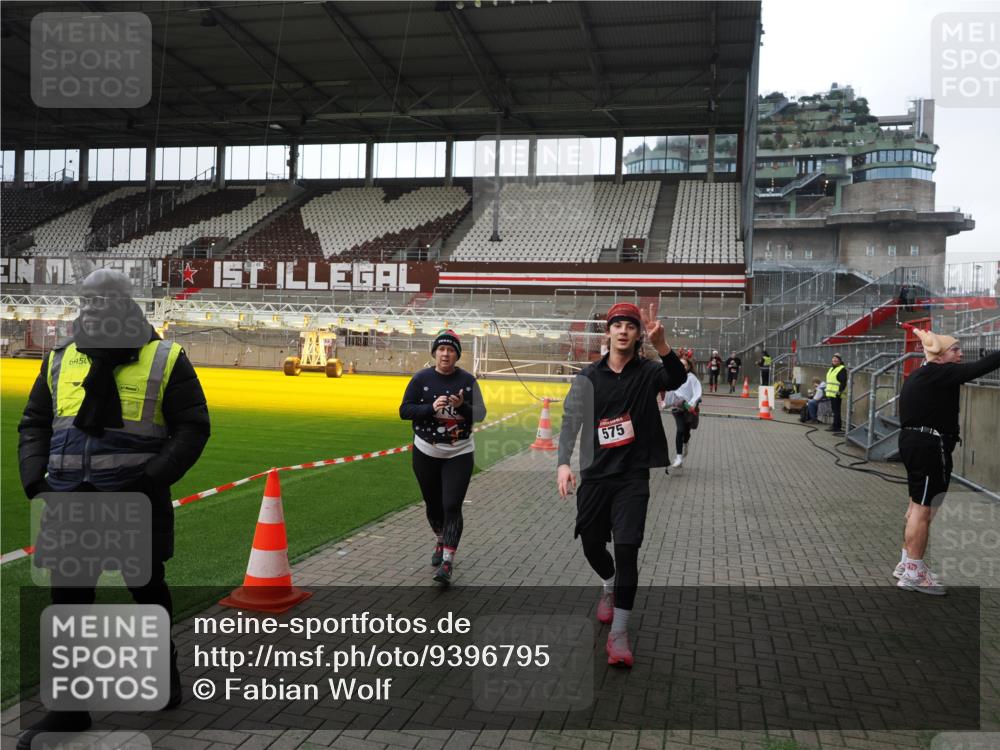07.12.2025 - St. Pauli X-Mass-Run No. 15 Fabian Wolf http://msf.ph/oto/9396795 07.12.2025 10:41:16 Ziel 449, 545, 575, 1153, 2330, 2331, 3047, 3951, 4617, 4773 meine-sportfotos.de