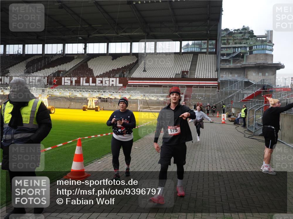 07.12.2025 - St. Pauli X-Mass-Run No. 15 Fabian Wolf http://msf.ph/oto/9396797 07.12.2025 10:41:16 Ziel 449, 545, 575, 1153, 2330, 2331, 3047, 3951, 4617, 4773 meine-sportfotos.de