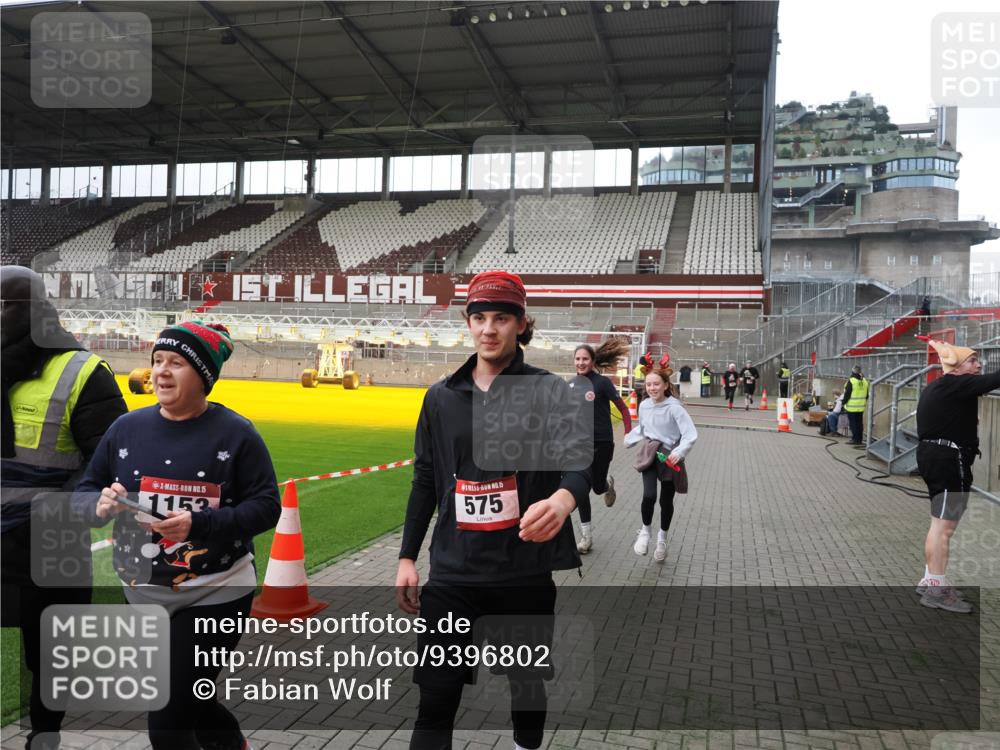 07.12.2025 - St. Pauli X-Mass-Run No. 15 Fabian Wolf http://msf.ph/oto/9396802 07.12.2025 10:41:17 Ziel 449, 545, 575, 1153, 2330, 2331, 3047, 3951, 4617 meine-sportfotos.de