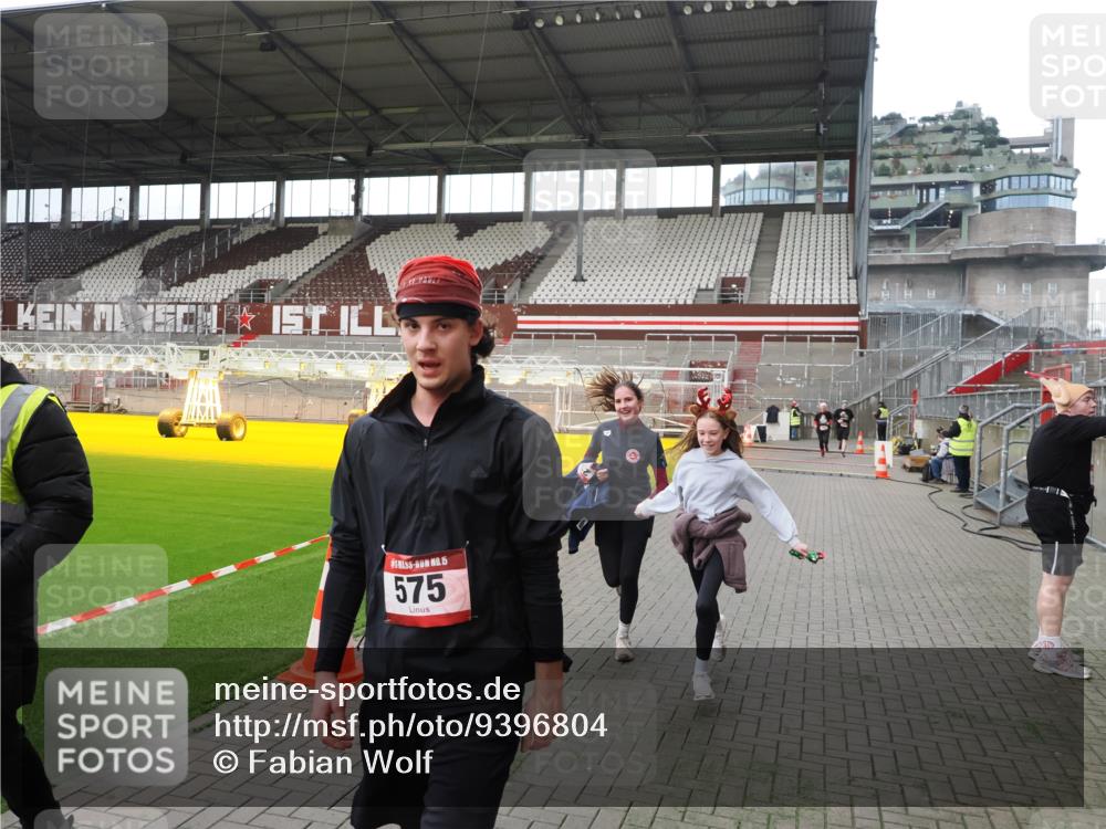 07.12.2025 - St. Pauli X-Mass-Run No. 15 Fabian Wolf http://msf.ph/oto/9396804 07.12.2025 10:41:18 Ziel 449, 575, 1153, 2330, 2331, 3047, 3951, 4617 meine-sportfotos.de