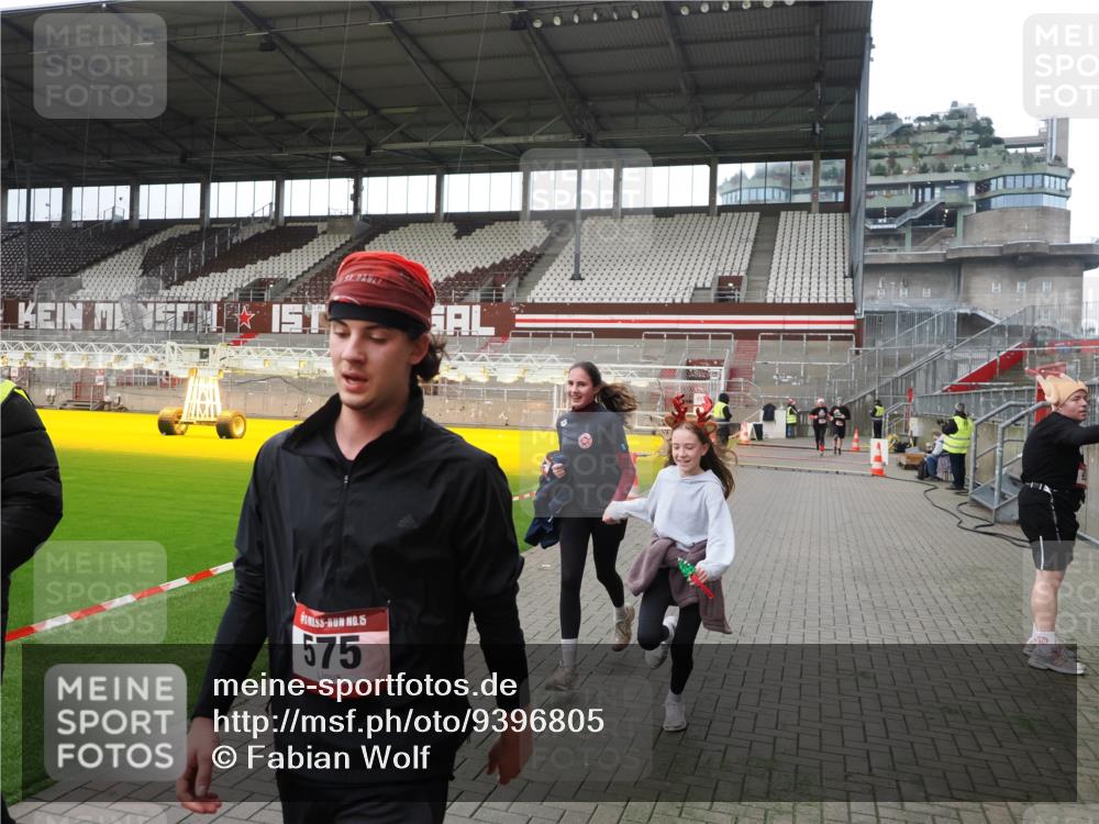 07.12.2025 - St. Pauli X-Mass-Run No. 15 Fabian Wolf http://msf.ph/oto/9396805 07.12.2025 10:41:18 Ziel 449, 575, 1153, 2330, 2331, 3047, 3951, 4617 meine-sportfotos.de