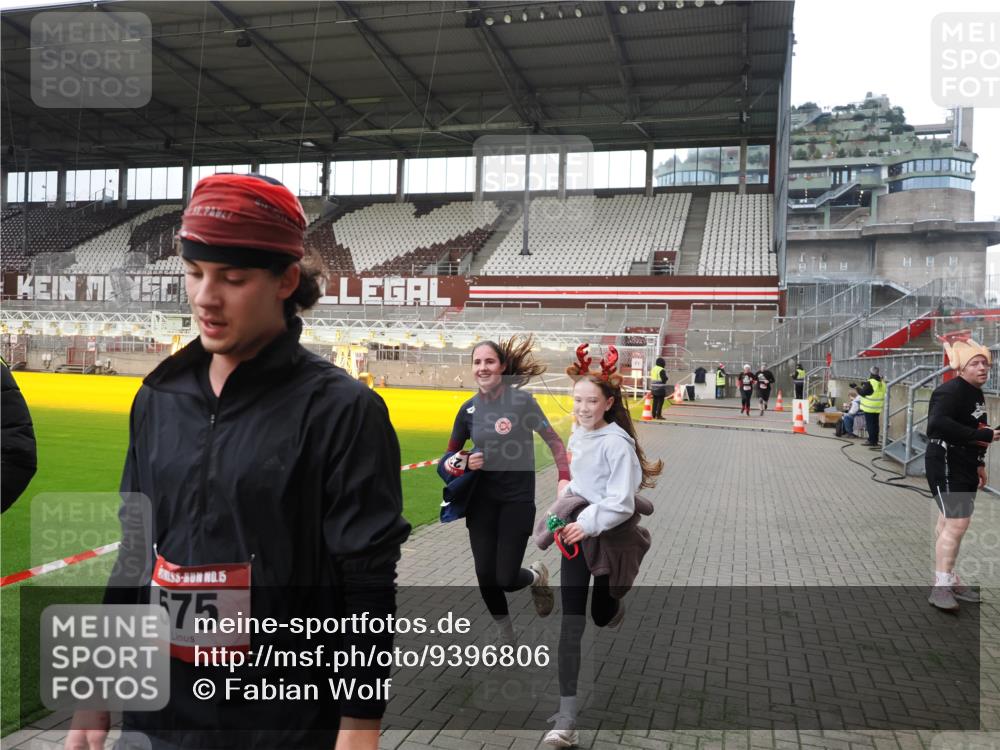 07.12.2025 - St. Pauli X-Mass-Run No. 15 Fabian Wolf http://msf.ph/oto/9396806 07.12.2025 10:41:18 Ziel 449, 575, 1153, 2330, 2331, 3047, 3951, 4617 meine-sportfotos.de