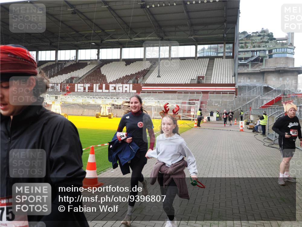 07.12.2025 - St. Pauli X-Mass-Run No. 15 Fabian Wolf http://msf.ph/oto/9396807 07.12.2025 10:41:18 Ziel 449, 575, 1153, 2330, 2331, 3047, 3951, 4617 meine-sportfotos.de