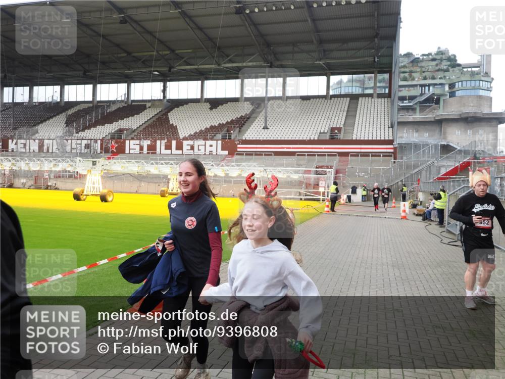 07.12.2025 - St. Pauli X-Mass-Run No. 15 Fabian Wolf http://msf.ph/oto/9396808 07.12.2025 10:41:19 Ziel 259, 449, 575, 1153, 2330, 2331, 2507, 3047, 4617 meine-sportfotos.de