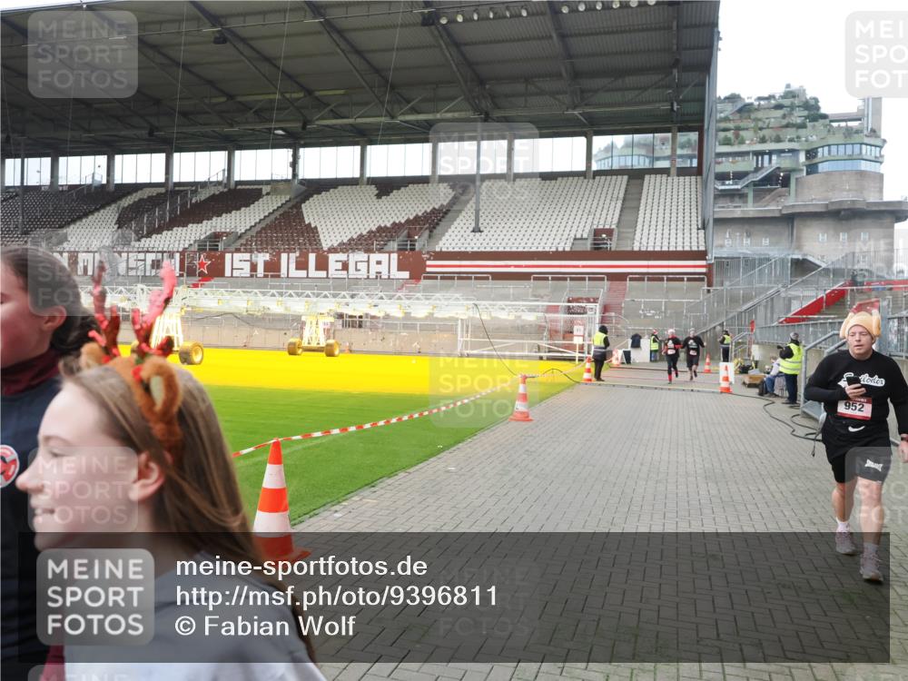 07.12.2025 - St. Pauli X-Mass-Run No. 15 Fabian Wolf http://msf.ph/oto/9396811 07.12.2025 10:41:19 Ziel 259, 449, 575, 1153, 2330, 2331, 2507, 3047, 4617 meine-sportfotos.de
