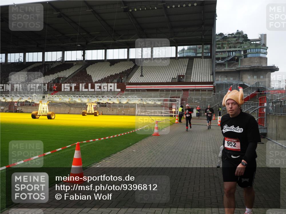 07.12.2025 - St. Pauli X-Mass-Run No. 15 Fabian Wolf http://msf.ph/oto/9396812 07.12.2025 10:41:22 Ziel 259, 575, 1153, 2330, 2331, 2507, 3047, 4617 meine-sportfotos.de
