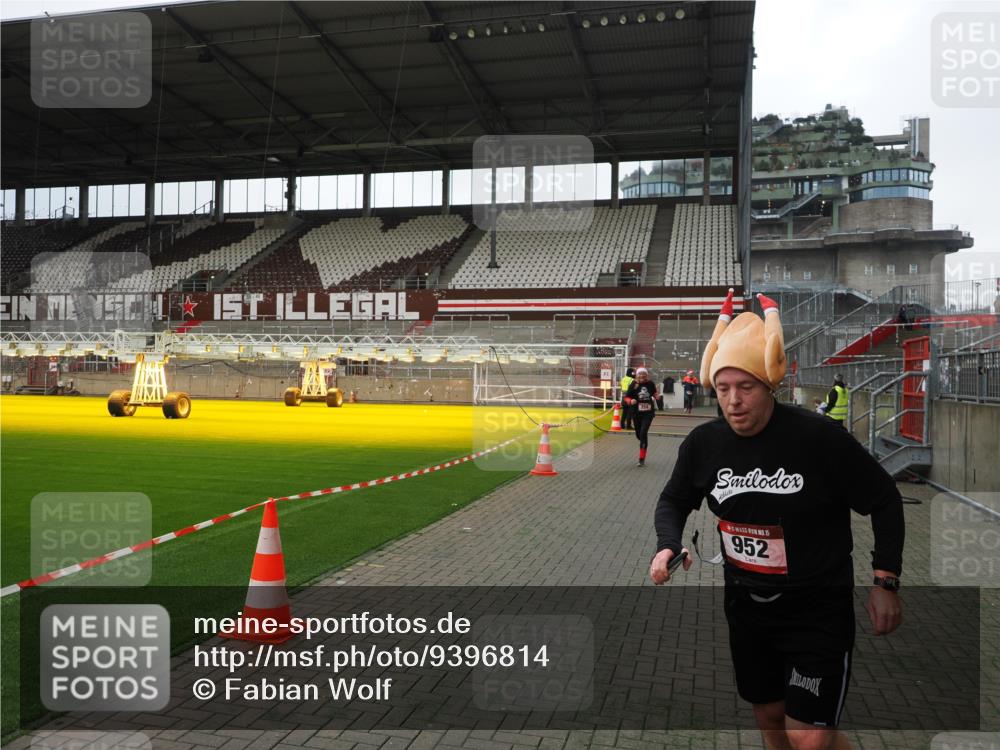 07.12.2025 - St. Pauli X-Mass-Run No. 15 Fabian Wolf http://msf.ph/oto/9396814 07.12.2025 10:41:22 Ziel 259, 575, 1153, 2330, 2331, 2507, 3047, 4617 meine-sportfotos.de