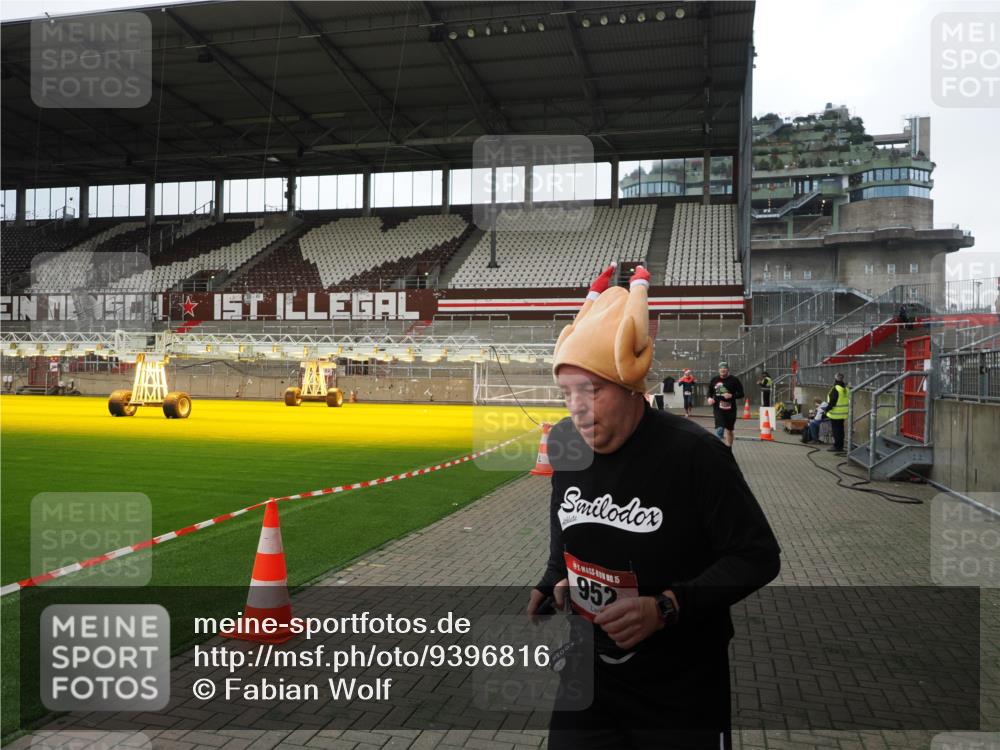 07.12.2025 - St. Pauli X-Mass-Run No. 15 Fabian Wolf http://msf.ph/oto/9396816 07.12.2025 10:41:23 Ziel 259, 575, 1153, 2330, 2331, 2507, 3047, 4617 meine-sportfotos.de