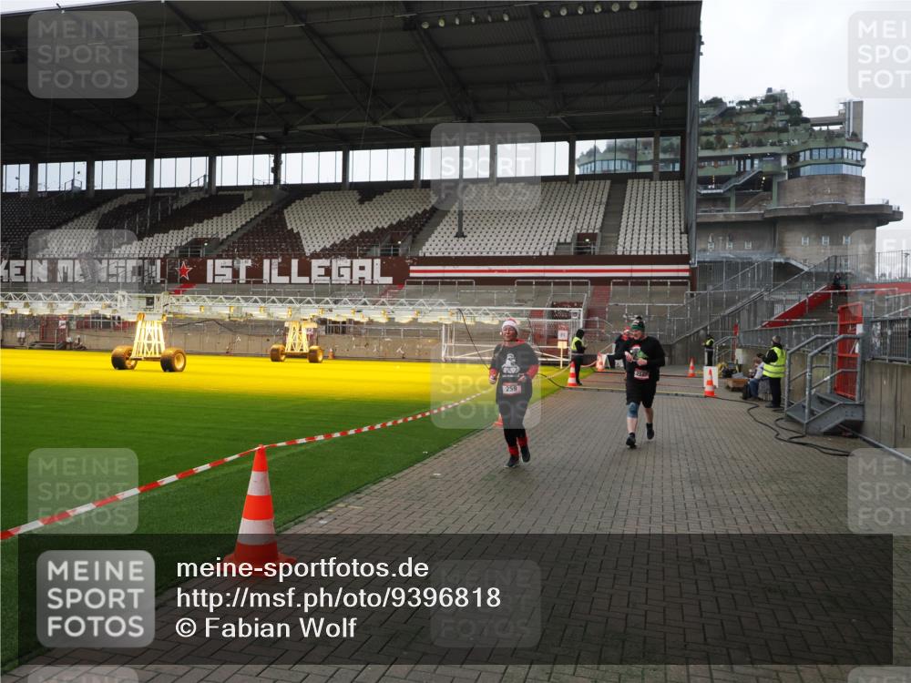 07.12.2025 - St. Pauli X-Mass-Run No. 15 Fabian Wolf http://msf.ph/oto/9396818 07.12.2025 10:41:24 Ziel 259, 575, 1153, 1275, 2330, 2331, 2507, 3047, 3392, 4617 meine-sportfotos.de