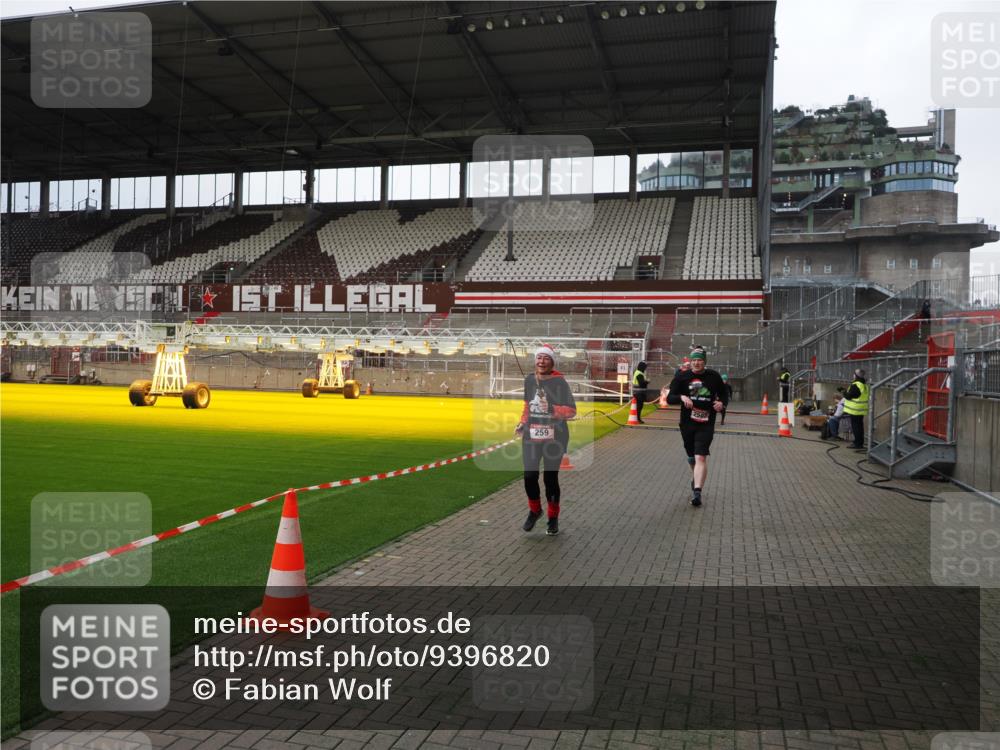 07.12.2025 - St. Pauli X-Mass-Run No. 15 Fabian Wolf http://msf.ph/oto/9396820 07.12.2025 10:41:25 Ziel 259, 575, 1275, 2330, 2331, 2507, 3047, 3392 meine-sportfotos.de