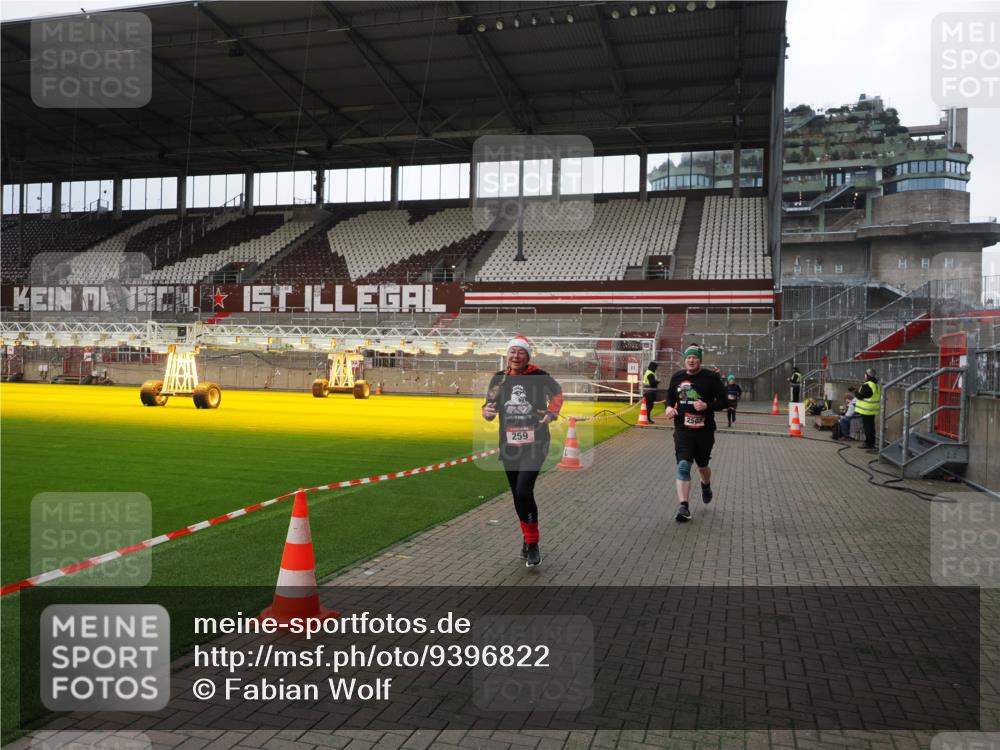 07.12.2025 - St. Pauli X-Mass-Run No. 15 Fabian Wolf http://msf.ph/oto/9396822 07.12.2025 10:41:25 Ziel 259, 575, 1275, 2330, 2331, 2507, 3047, 3392 meine-sportfotos.de