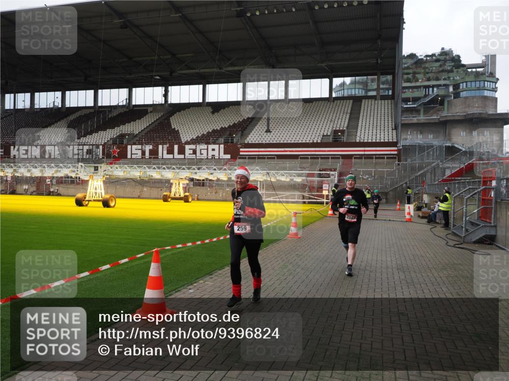 07.12.2025 - St. Pauli X-Mass-Run No. 15 Fabian Wolf http://msf.ph/oto/9396824 07.12.2025 10:41:25 Ziel 259, 575, 1275, 2330, 2331, 2507, 3047, 3392 meine-sportfotos.de