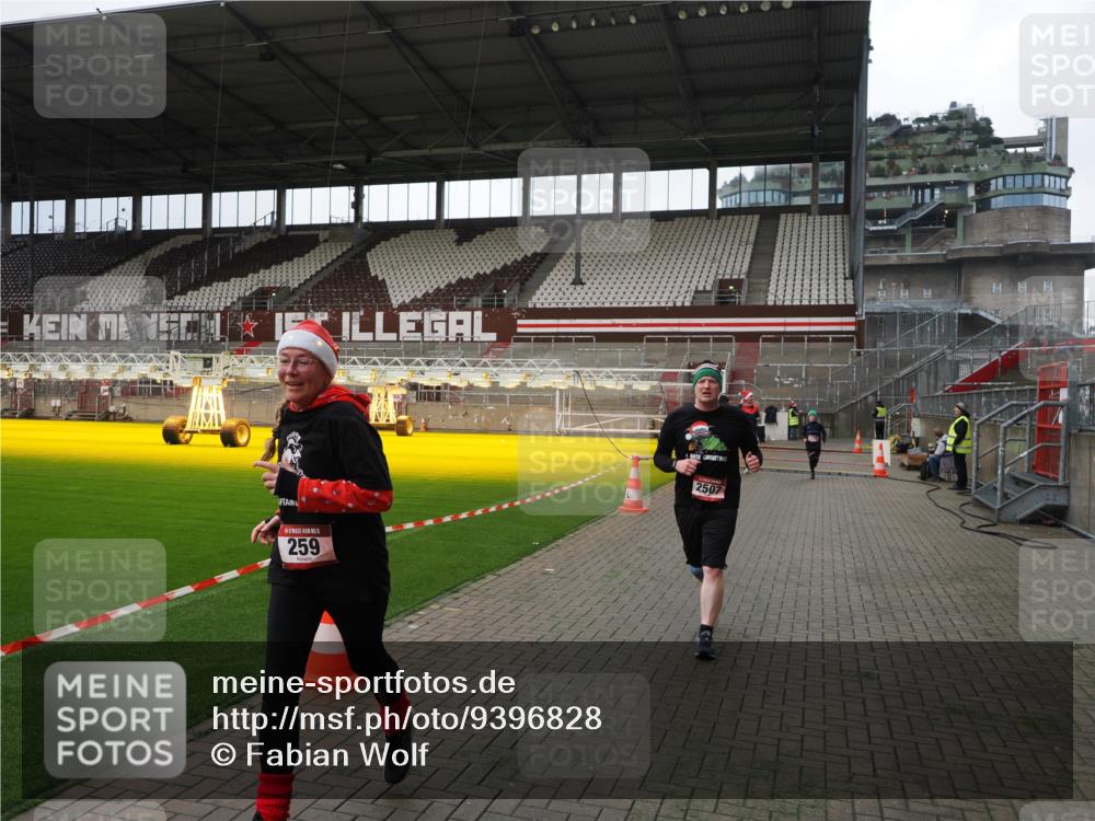 07.12.2025 - St. Pauli X-Mass-Run No. 15 Fabian Wolf http://msf.ph/oto/9396828 07.12.2025 10:41:26 Ziel 259, 575, 1275, 2330, 2331, 2507, 3047, 3392 meine-sportfotos.de