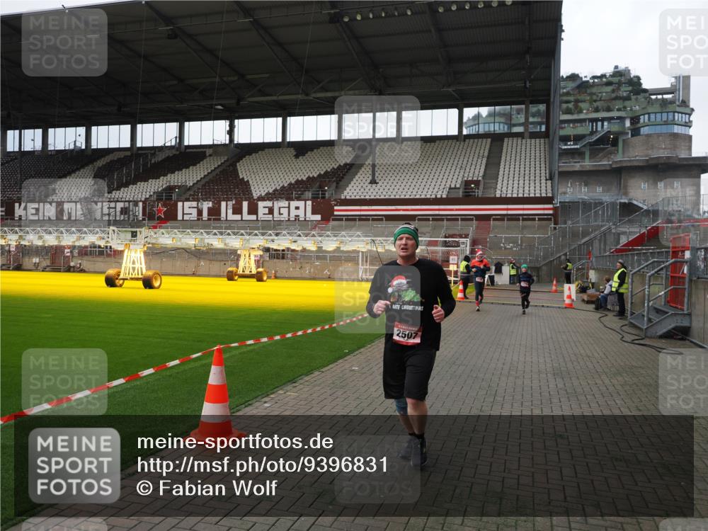 07.12.2025 - St. Pauli X-Mass-Run No. 15 Fabian Wolf http://msf.ph/oto/9396831 07.12.2025 10:41:27 Ziel 259, 575, 1275, 2330, 2331, 2507, 3047, 3392 meine-sportfotos.de