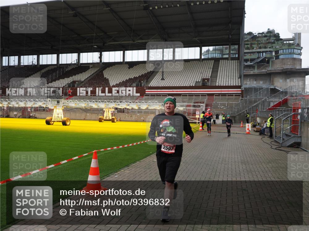 07.12.2025 - St. Pauli X-Mass-Run No. 15 Fabian Wolf http://msf.ph/oto/9396832 07.12.2025 10:41:27 Ziel 259, 575, 1275, 2330, 2331, 2507, 3047, 3392 meine-sportfotos.de
