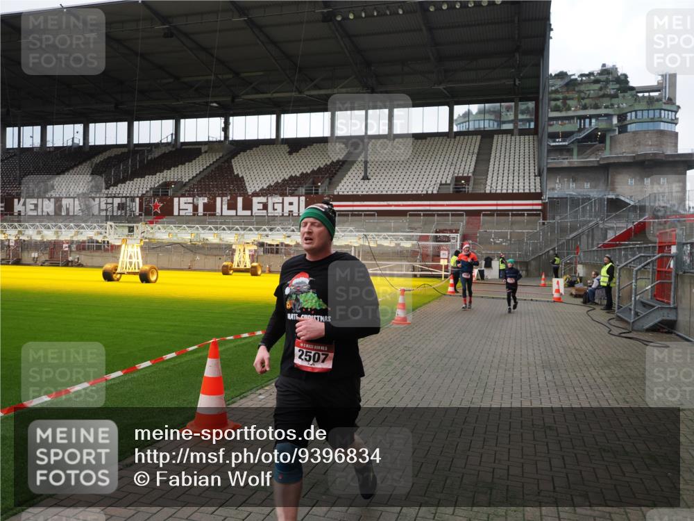 07.12.2025 - St. Pauli X-Mass-Run No. 15 Fabian Wolf http://msf.ph/oto/9396834 07.12.2025 10:41:27 Ziel 259, 575, 1275, 2330, 2331, 2507, 3047, 3392 meine-sportfotos.de