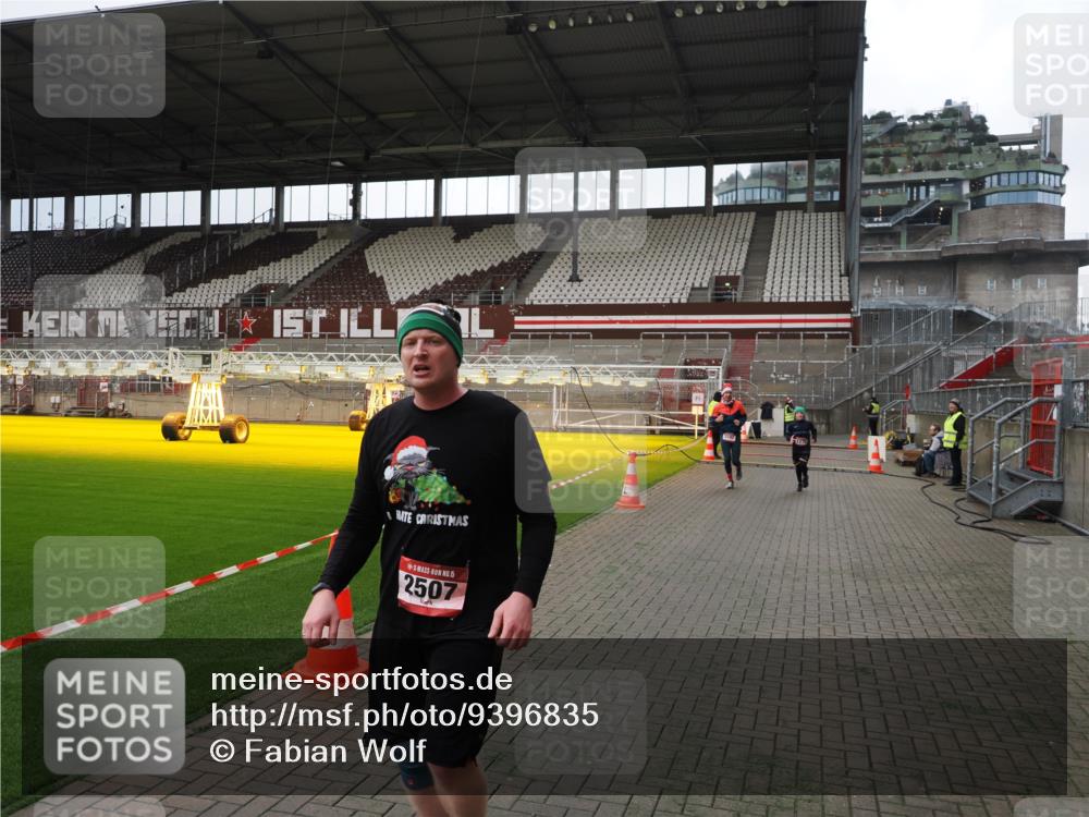 07.12.2025 - St. Pauli X-Mass-Run No. 15 Fabian Wolf http://msf.ph/oto/9396835 07.12.2025 10:41:28 Ziel 259, 575, 1275, 2330, 2331, 2507, 3047, 3392 meine-sportfotos.de