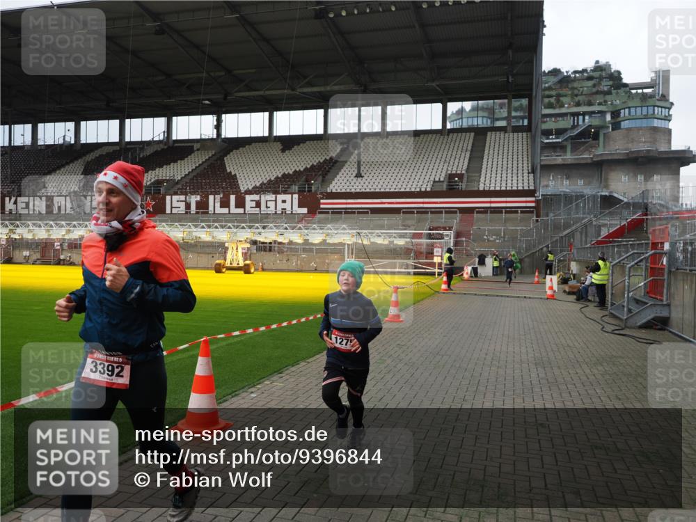 07.12.2025 - St. Pauli X-Mass-Run No. 15 Fabian Wolf http://msf.ph/oto/9396844 07.12.2025 10:41:32 Ziel 259, 1275, 2288, 2330, 2331, 2507, 3392 meine-sportfotos.de