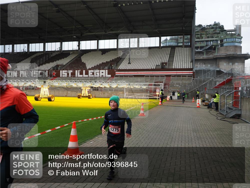07.12.2025 - St. Pauli X-Mass-Run No. 15 Fabian Wolf http://msf.ph/oto/9396845 07.12.2025 10:41:32 Ziel 259, 1275, 2288, 2330, 2331, 2507, 3392 meine-sportfotos.de
