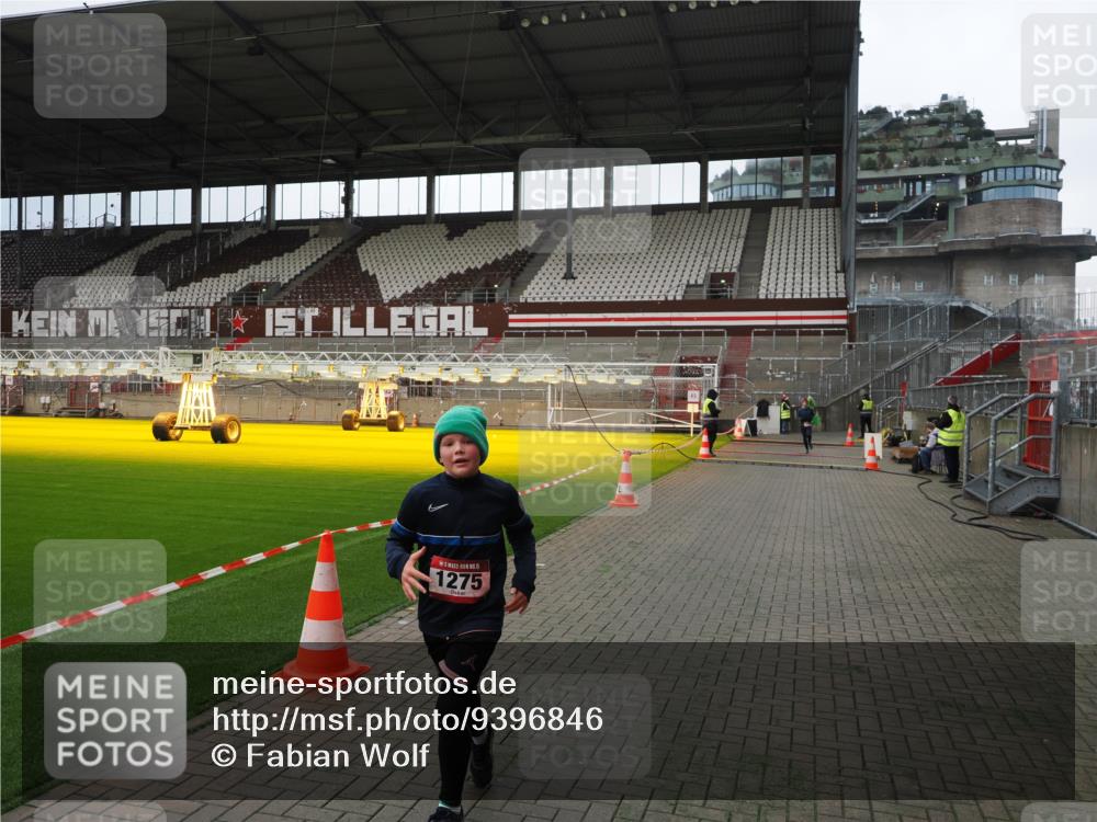 07.12.2025 - St. Pauli X-Mass-Run No. 15 Fabian Wolf http://msf.ph/oto/9396846 07.12.2025 10:41:32 Ziel 259, 1275, 2288, 2330, 2331, 2507, 3392 meine-sportfotos.de