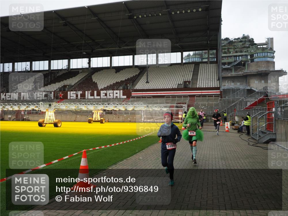07.12.2025 - St. Pauli X-Mass-Run No. 15 Fabian Wolf http://msf.ph/oto/9396849 07.12.2025 10:41:39 Ziel 141, 259, 279, 322, 1275, 2288, 2507, 2563, 3392 meine-sportfotos.de