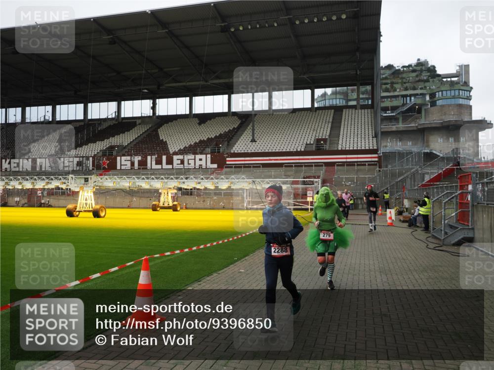 07.12.2025 - St. Pauli X-Mass-Run No. 15 Fabian Wolf http://msf.ph/oto/9396850 07.12.2025 10:41:39 Ziel 141, 259, 279, 322, 1275, 2288, 2507, 2563, 3392 meine-sportfotos.de
