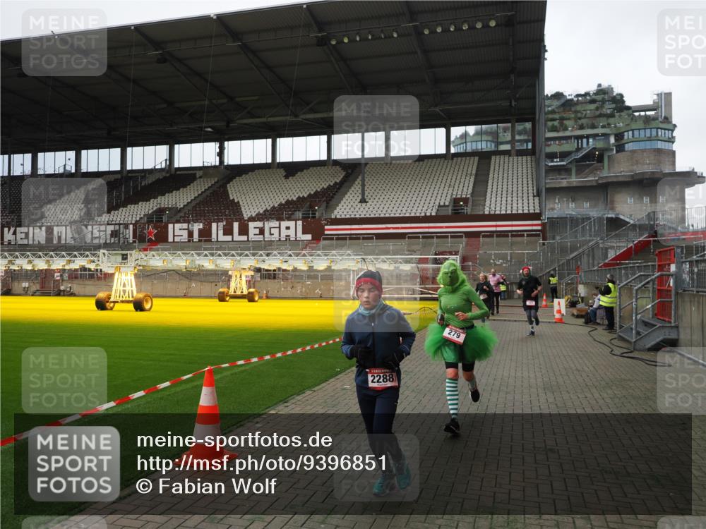 07.12.2025 - St. Pauli X-Mass-Run No. 15 Fabian Wolf http://msf.ph/oto/9396851 07.12.2025 10:41:40 Ziel 141, 279, 322, 1275, 2288, 2563, 3392 meine-sportfotos.de