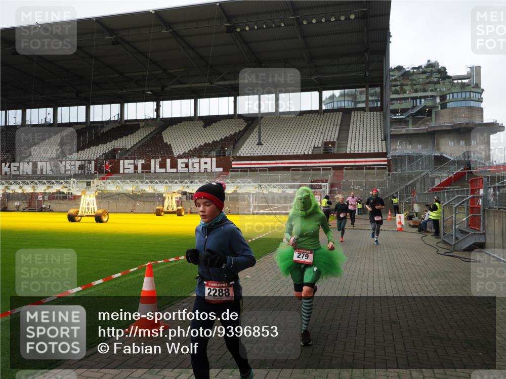 07.12.2025 - St. Pauli X-Mass-Run No. 15 Fabian Wolf http://msf.ph/oto/9396853 07.12.2025 10:41:40 Ziel 141, 279, 322, 1275, 2288, 2563, 3392 meine-sportfotos.de