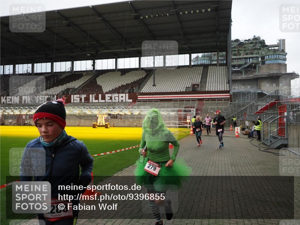 07.12.2025 - St. Pauli X-Mass-Run No. 15 Fabian Wolf http://msf.ph/oto/9396855 07.12.2025 10:41:40 Ziel 141, 279, 322, 1275, 2288, 2563, 3392 meine-sportfotos.de