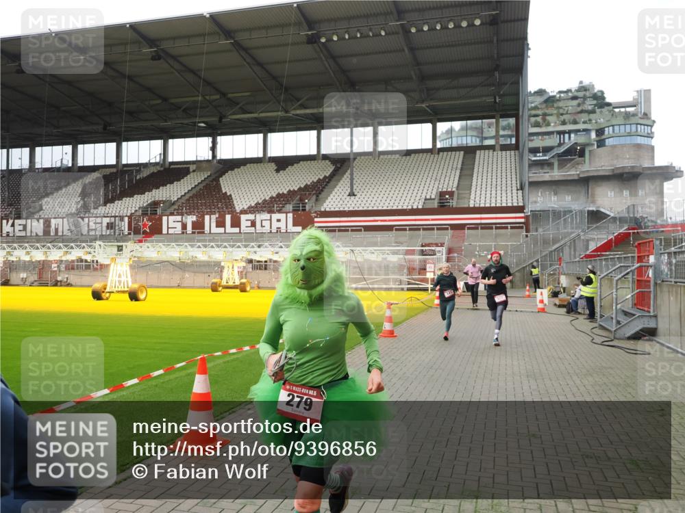 07.12.2025 - St. Pauli X-Mass-Run No. 15 Fabian Wolf http://msf.ph/oto/9396856 07.12.2025 10:41:41 Ziel 141, 279, 322, 1275, 2288, 2563, 3392 meine-sportfotos.de