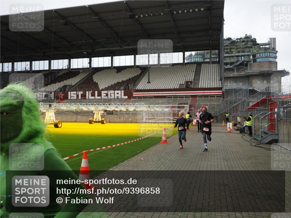 07.12.2025 - St. Pauli X-Mass-Run No. 15 Fabian Wolf http://msf.ph/oto/9396858 07.12.2025 10:41:41 Ziel 141, 279, 322, 1275, 2288, 2563, 3392 meine-sportfotos.de