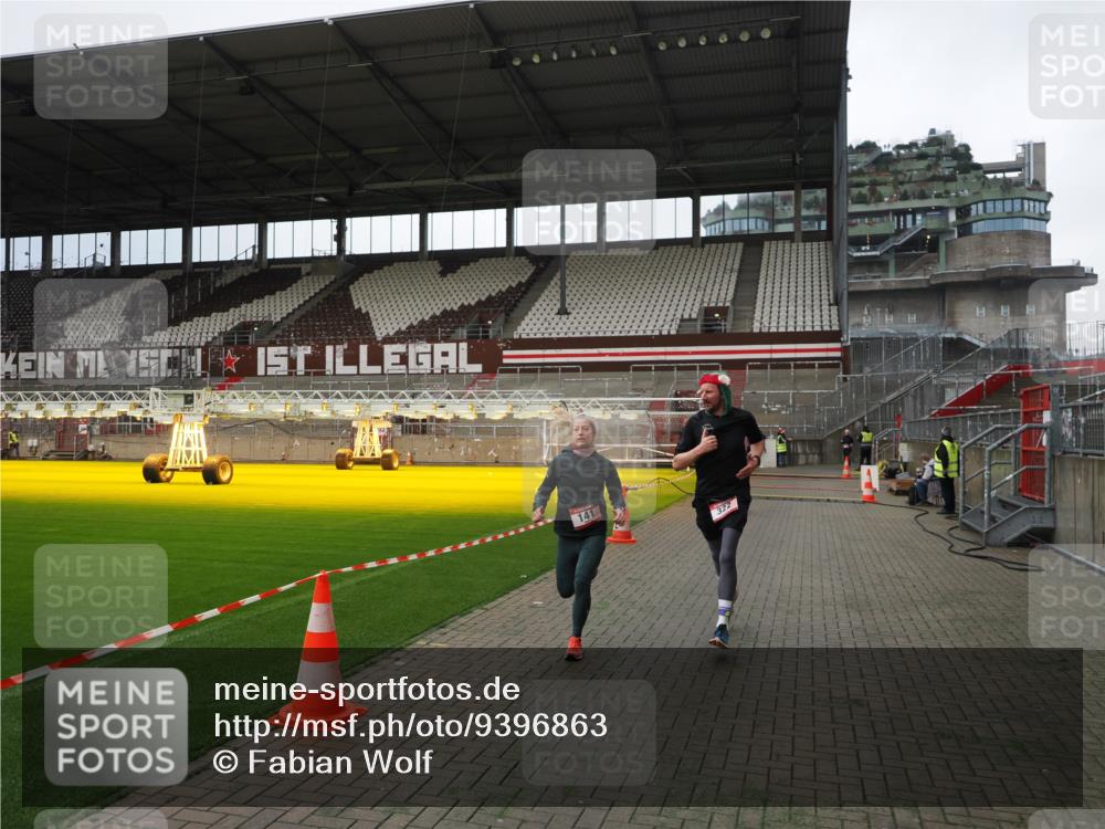 07.12.2025 - St. Pauli X-Mass-Run No. 15 Fabian Wolf http://msf.ph/oto/9396863 07.12.2025 10:41:42 Ziel 141, 279, 322, 1275, 2288, 2563, 3392 meine-sportfotos.de