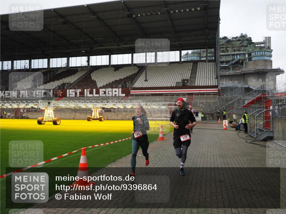 07.12.2025 - St. Pauli X-Mass-Run No. 15 Fabian Wolf http://msf.ph/oto/9396864 07.12.2025 10:41:42 Ziel 141, 279, 322, 1275, 2288, 2563, 3392 meine-sportfotos.de