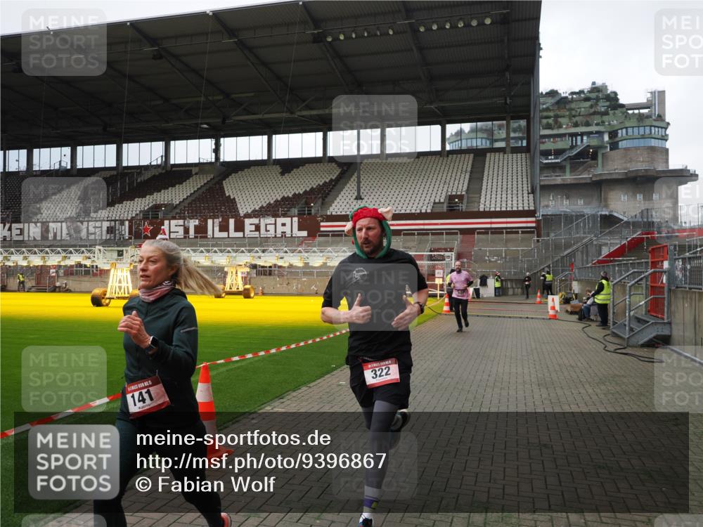 07.12.2025 - St. Pauli X-Mass-Run No. 15 Fabian Wolf http://msf.ph/oto/9396867 07.12.2025 10:41:43 Ziel 141, 279, 322, 1275, 2288, 2563, 3392 meine-sportfotos.de