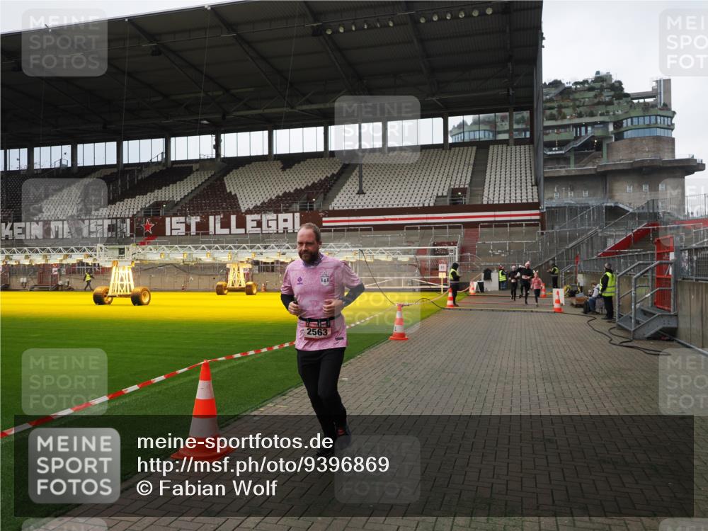 07.12.2025 - St. Pauli X-Mass-Run No. 15 Fabian Wolf http://msf.ph/oto/9396869 07.12.2025 10:41:47 Ziel 141, 279, 322, 1266, 2288, 2563, 2829 meine-sportfotos.de