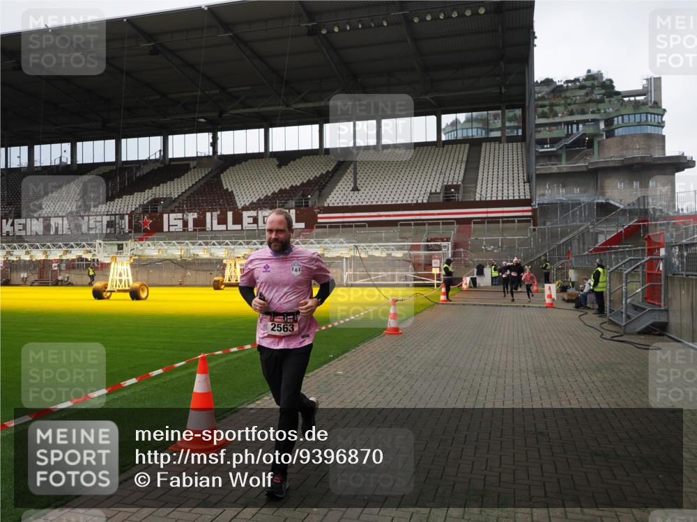 07.12.2025 - St. Pauli X-Mass-Run No. 15 Fabian Wolf http://msf.ph/oto/9396870 07.12.2025 10:41:47 Ziel 141, 279, 322, 1266, 2288, 2563, 2829 meine-sportfotos.de