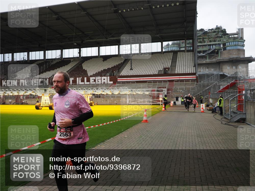 07.12.2025 - St. Pauli X-Mass-Run No. 15 Fabian Wolf http://msf.ph/oto/9396872 07.12.2025 10:41:47 Ziel 141, 279, 322, 1266, 2288, 2563, 2829 meine-sportfotos.de