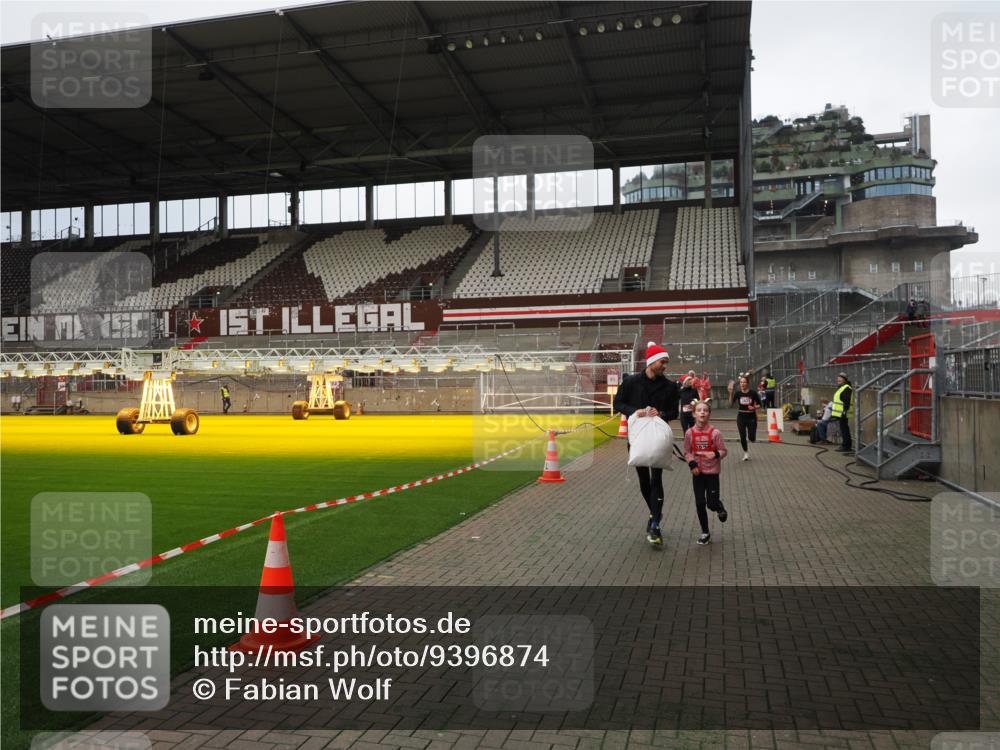 07.12.2025 - St. Pauli X-Mass-Run No. 15 Fabian Wolf http://msf.ph/oto/9396874 07.12.2025 10:41:51 Ziel 141, 279, 322, 1266, 2288, 2563, 2829, 2831 meine-sportfotos.de