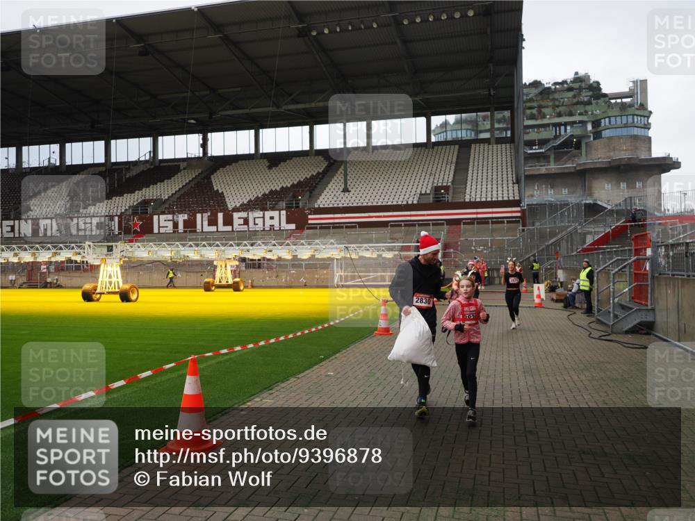 07.12.2025 - St. Pauli X-Mass-Run No. 15 Fabian Wolf http://msf.ph/oto/9396878 07.12.2025 10:41:52 Ziel 141, 279, 322, 1266, 2288, 2563, 2829, 2831 meine-sportfotos.de